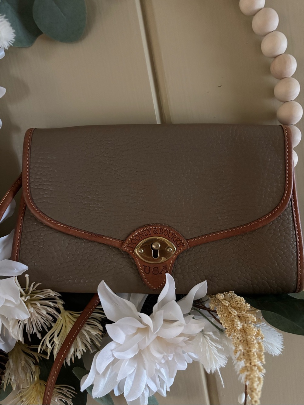 Vintage Dooney & Bourke Taupe All Weather Leather Cavalry
Pochette